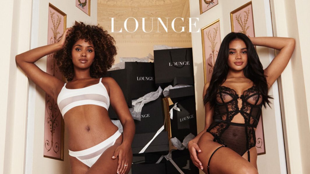 Deux femmes sont en sous-vêtements de la marque Lounge