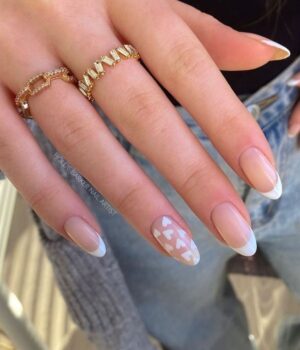 Source : Instagram/@holliebarkernailartist Source : Instagram/@holliebarkernailartist