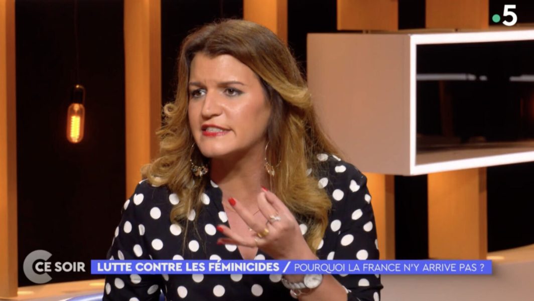 Marlène Schiappa, cordialement invitée à démissionner par Andréa Bescond sur le plateau de l'émission C ce soir sur France 5 // Source : Capture d'écran replay France Tv