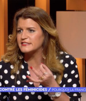 Marlène Schiappa, cordialement invitée à démissionner par Andréa Bescond sur le plateau de l'émission C ce soir sur France 5 // Source : Capture d'écran replay France Tv