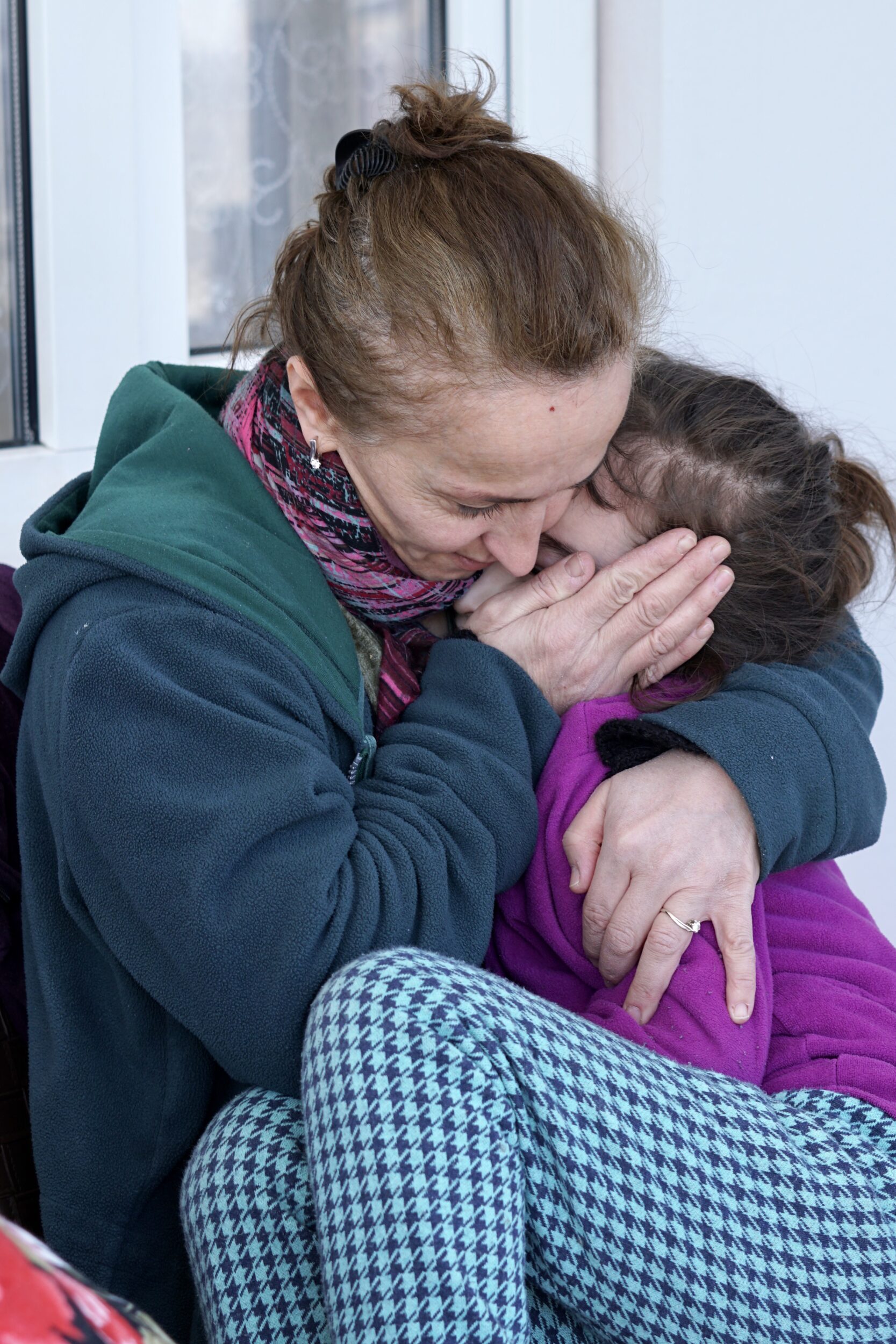 Meriem Gül, 7 ans, est réconfortée par sa mère dans la ville d’Afsin