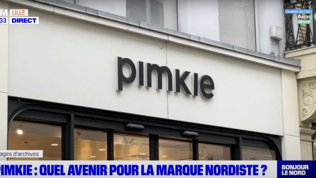 Une vitrine de boutique Pimkie filmée par BFM TV // Source : Capture d'écran YouTube