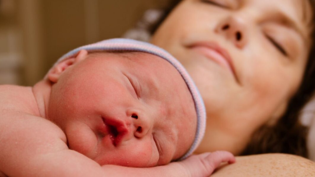 Un bébé sur le ventre de sa mère, juste après un accouchement // Source : RobHainer de Getty Images