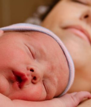 Un bébé sur le ventre de sa mère, juste après un accouchement // Source : RobHainer de Getty Images