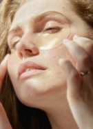 Jeune femme appliquant des patchs contour des yeux. // Source : Darina Belonogova/Pexels