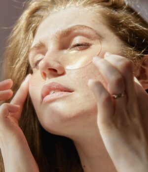 Jeune femme appliquant des patchs contour des yeux. // Source : Darina Belonogova/Pexels