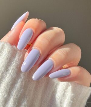 Ongles pleins avec du vernis à ongles couleur lilas. // Source : Jadeandpolished/Instagram