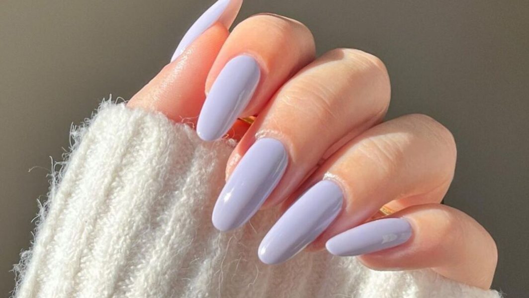 Ongles peints avec du vernis couleur lilas. // Source : Jadeandpolished/Instagram