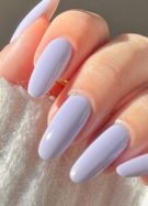 Ongles peints avec du vernis couleur lilas. // Source : Jadeandpolished/Instagram