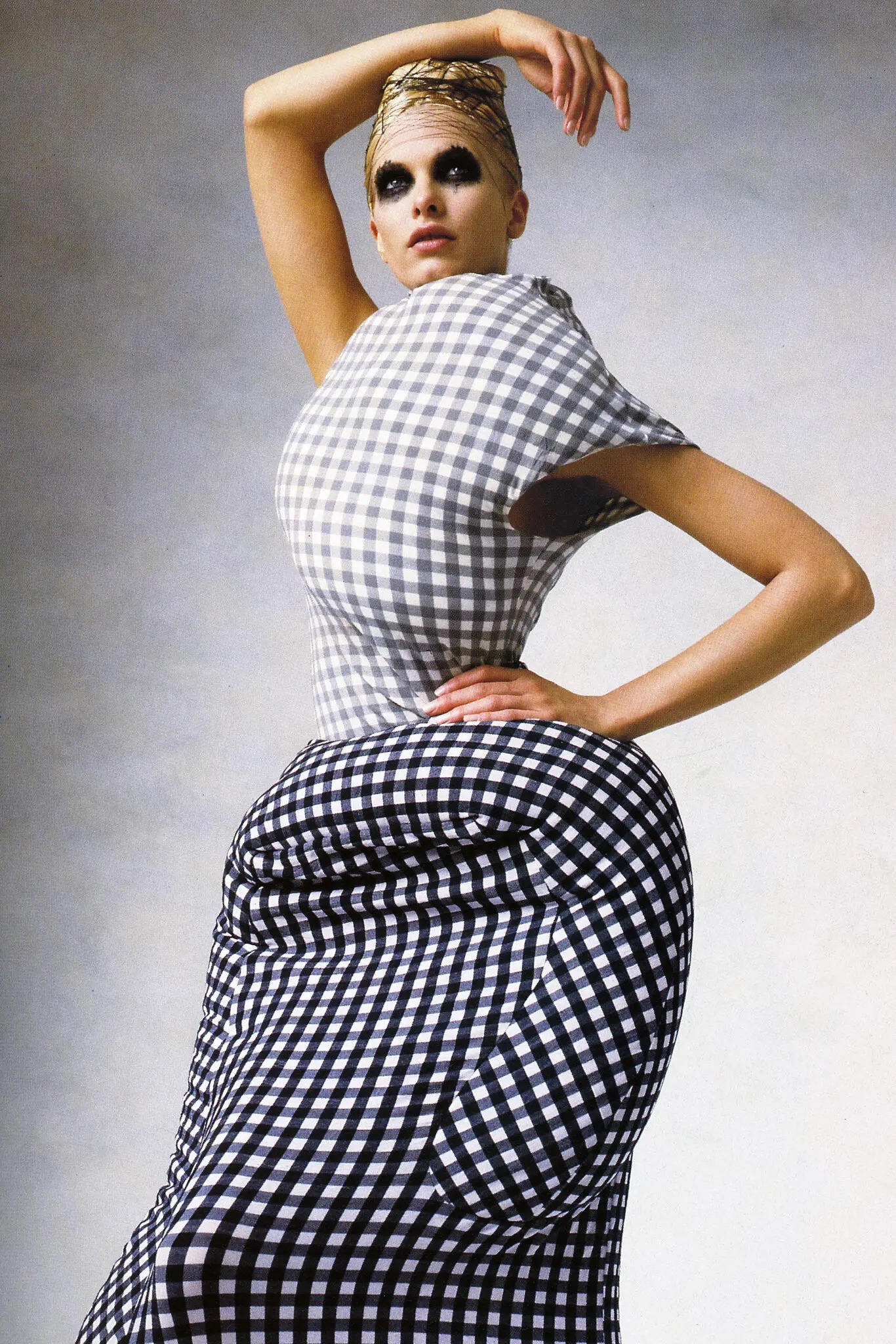 Un look de la collection printemps 1997 Comme des Garçons Body Meets Dress, Dress Meets Body, par Rei Kawakubo