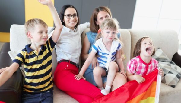 Une famille homoparentale avec deux mères et trois enfants // Source : Alexander's Images via Canva 