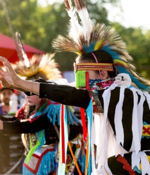 Une femme autochtone du Canada aux Jeux d'été du Canada 2017, le 30 juillet 2017 // Source : CC BY 2.0 / 2017-7-30-Ian_McCAusland-Festival-17