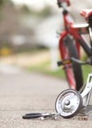 Elever les petites roues d'un vélo // Source : Getty Images Signature