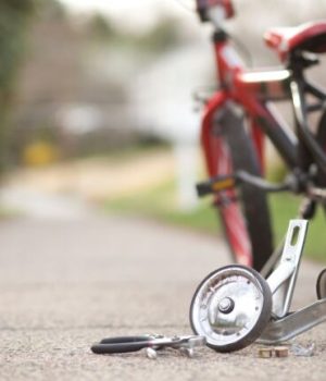 Elever les petites roues d'un vélo // Source : Getty Images Signature