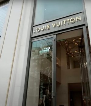 La deventure d'une boutique Louis Vuitton, avenue Montaigne, à Paris // Source : Capture d'écran YouTube