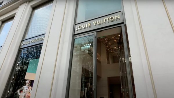 La deventure d'une boutique Louis Vuitton, avenue Montaigne, à Paris // Source : Capture d'écran YouTube