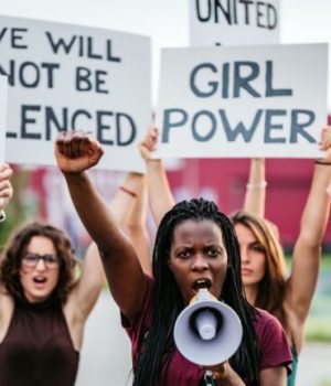 Des femmes en manifestation contre le sexisme // Source : urbazon de Getty images signature Des femmes en manifestation contre le sexisme // Source : urbazon de Getty images signature