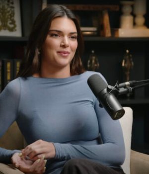 Kendall Jenner a porté une fois ce haut Intimissimi à 30 €, et il se vend comme des petits pains depuis // Source : Capture d'écran YouTube