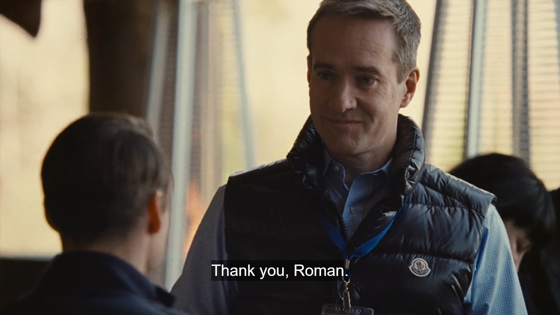Tom Wambsgans d'abord en train de remercier Roman Roy qui lui a fait un compliment ironique sur sa doudoune au logo Moncler ostentatoire. // Source : Série Succession / HBO