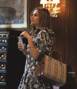 Le sac à main Burberry de Bridget qui la signale comme nouveau-riche // Source : Série Succession / HBO Le sac à main Burberry de Bridget qui la signale comme nouveau-riche // Source : Série Succession / HBO