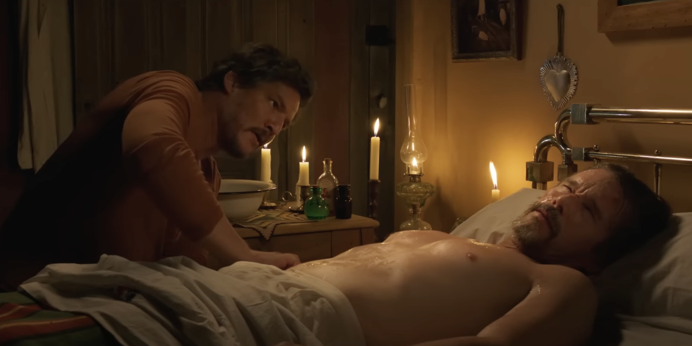 Pedro Pascal aux petits soins de Ethan Hawke dans le film Strange way of life