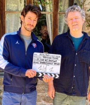 Pierre Niney et Michel Gondry sur le tournage du film Le livre des solutions, qui sera présenté lors de la quinzaine des cinéastes lors du festival de Cannes 2023 // Source : Capture d'écran Instagram de Pierre Niney