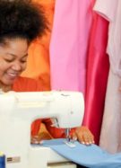 Une femme en train de coudre chez elle avec une machine à coudre des vêtements colorés // Source : Stel Antic de corelens
