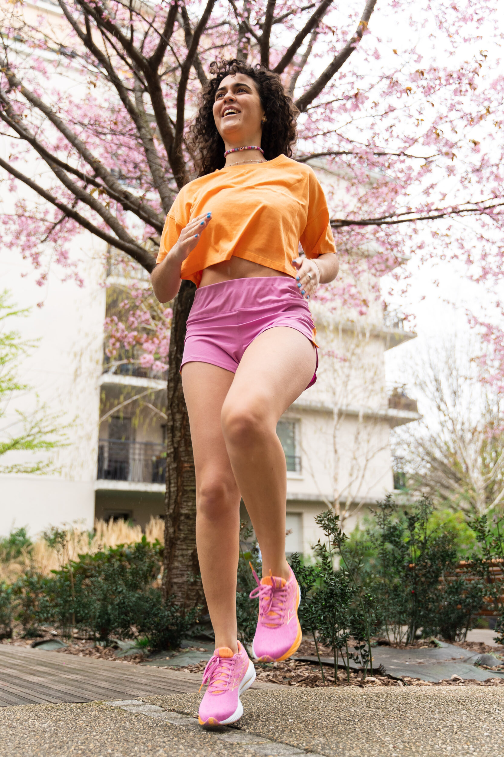Alissia porte le short Bold Moves et les chaussures ROXY x MIZUNO Wave Rider 26 // Source : Madmoizelle
