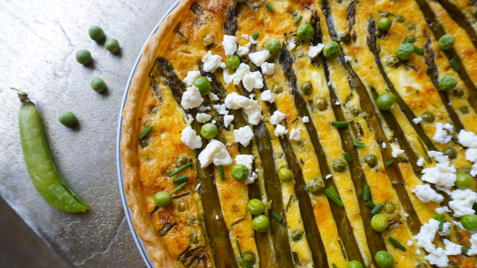 La recette de la quiche aux asperges, petits pois et feta // Source : Lisa Morisseau