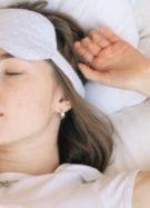 Jeune femme qui dort dans son lit avec un masque sur les yeux. // Source : Pexels / Anna Nekrashevich