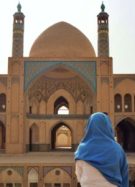 Une femme qui porte le voile hijab devant une mosquée, celle d'Agha Bozorg, à Kashan, en Iran.jpg // Source : Elifinatlasi de Pexels