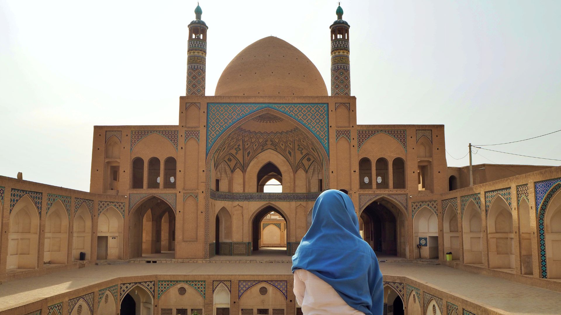 Une femme qui porte le voile hijab devant une mosquée, celle d'Agha Bozorg, à Kashan, en Iran.jpg // Source : Elifinatlasi de Pexels