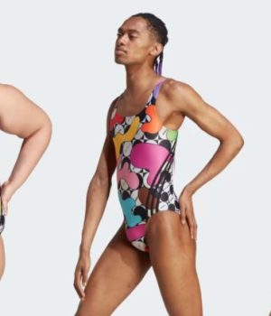 Ce maillot de bain adidas fait criser les transphobes qui crient à la dictature woke