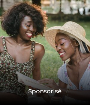 Deux amies en train de dévorer une fiction d'été // Source : Pexels/Ketut Subiyanto