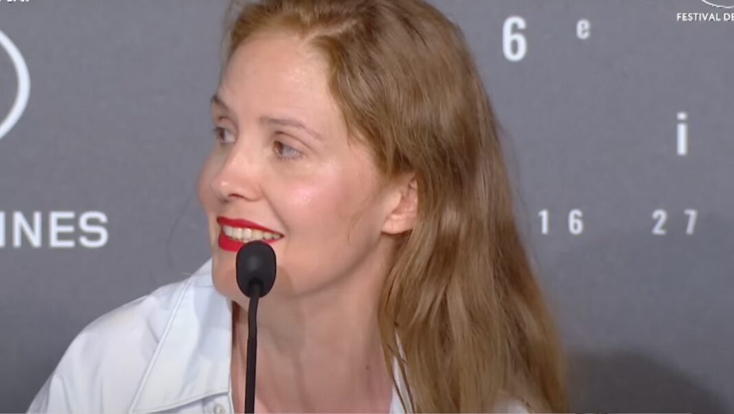 Justine Triet conférence de presse // Source : https://www.youtube.com/watch?v=O7TzAD4gQLM