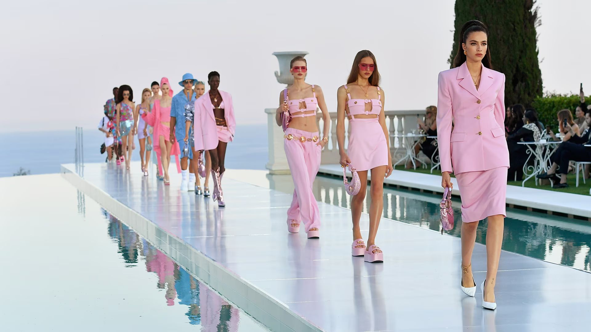 la collection Dua Lipa x Versace baptisée « La Vacanza »