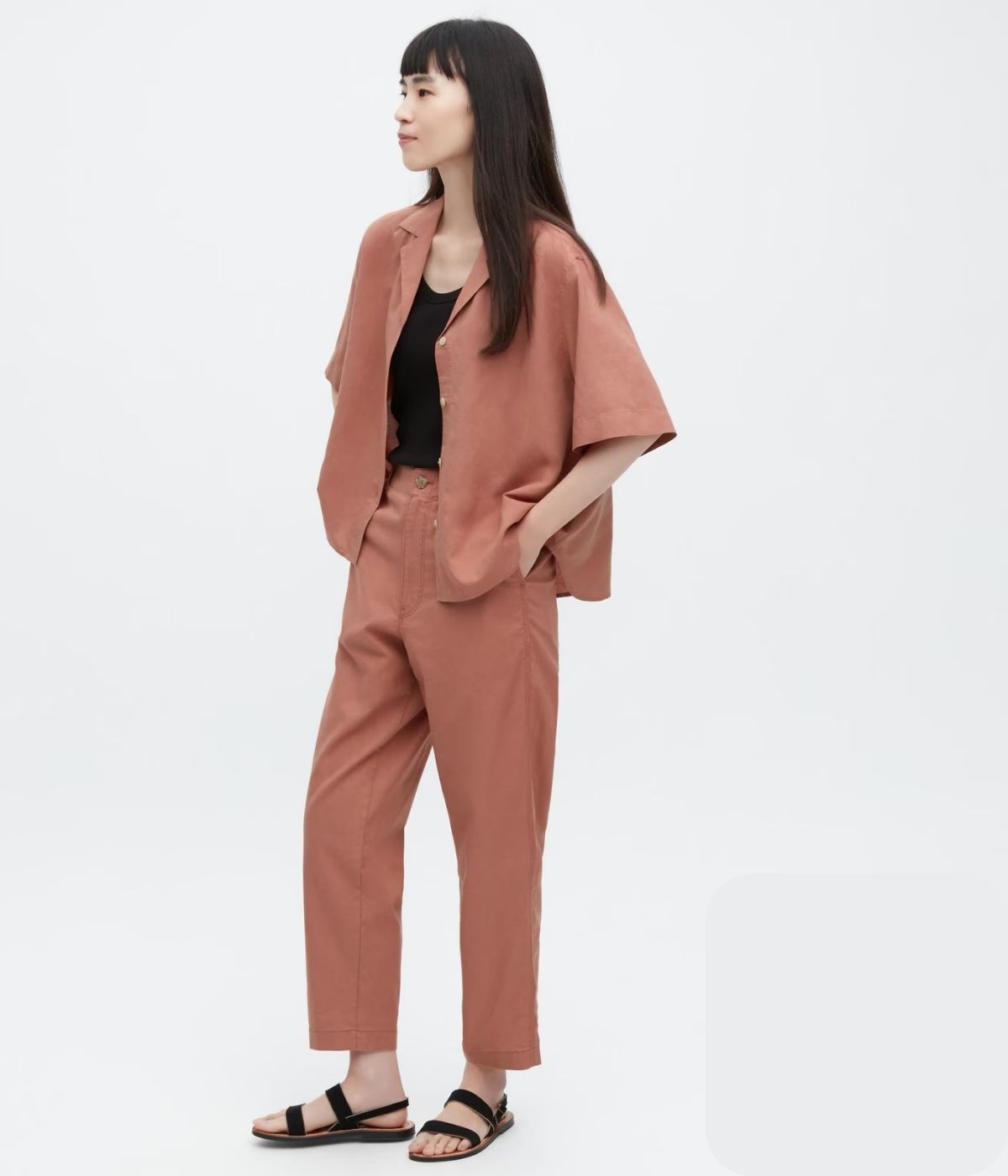 Pantalon fuselé lin et coton // Source : Uniqlo