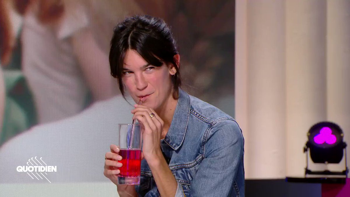 Sandrine Kiberlain sirote de la grenadine sur le plateau de l’émission télévisée Quotidien