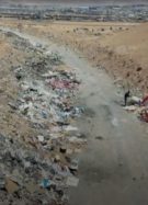 Cette décharge sauvage de textile qui pollue le désert chilien se voit depuis l'espace // Source : Capture d'écran YouTube