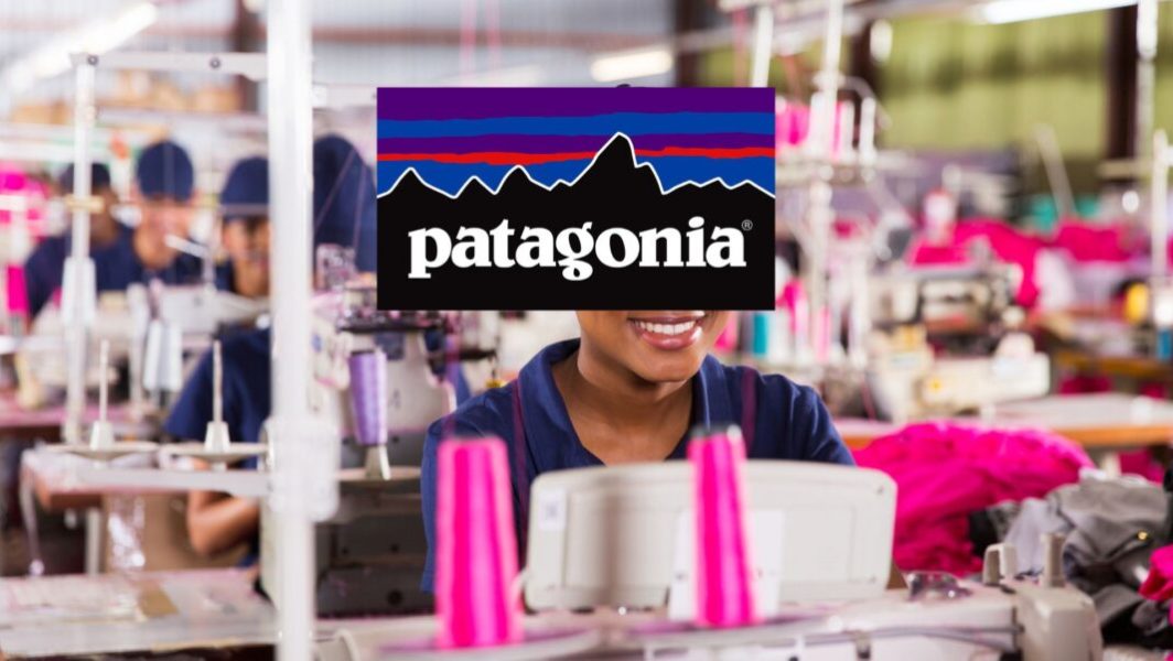 Le logo Patagonia par-dessus une photo d'ouvrière textile devant une machine à coudre // Source : michaeljung de Getty Images