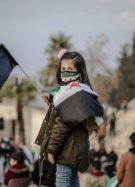 Une petite fille tenant le drapeau de la Syrie // Source : Ahmed akacha de Pexels