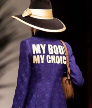 Une veste Gucci avec inscrit "My body my choice" au dos // Source : Gucci