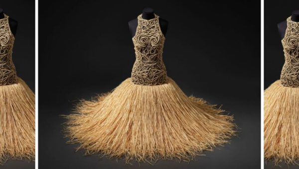 Franck Sorbier. Robe Larantuka, collection haute couture « Rien que du bonheur » 2008. Raphia, chanvre, macramé. Mucem, Marseille, Inv. 2022.9.1. // Source : Mucem / Marianne Kuhn