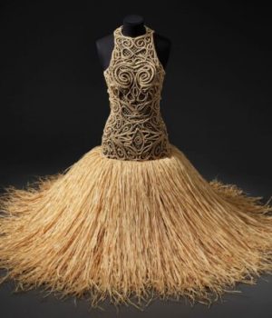 Franck Sorbier. Robe Larantuka, collection haute couture « Rien que du bonheur » 2008. Raphia, chanvre, macramé. Mucem, Marseille, Inv. 2022.9.1. // Source : Mucem / Marianne Kuhn