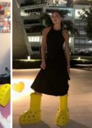 Paris Hilton, Victoria Beckham et Maluma avec leurs Crocs x MSCHF.jpg // Source : Capture d'écran Instagram