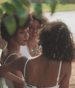Trois femmes noires assises sur un banc // Source : nappy de Pexels