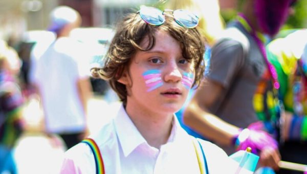 Une personne maquillée du drapeau des transidentités lors d'une marche des fiertés (Pride) // Source : Rosemary Ketchum de Pexels
