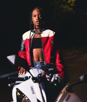 La rappeuse Juste Shani pose sur une moto dans le clip « Joga Bonito », hymne officieux de la Coupe du Monde féminine de Football 2023 // Source : @shotbymelds