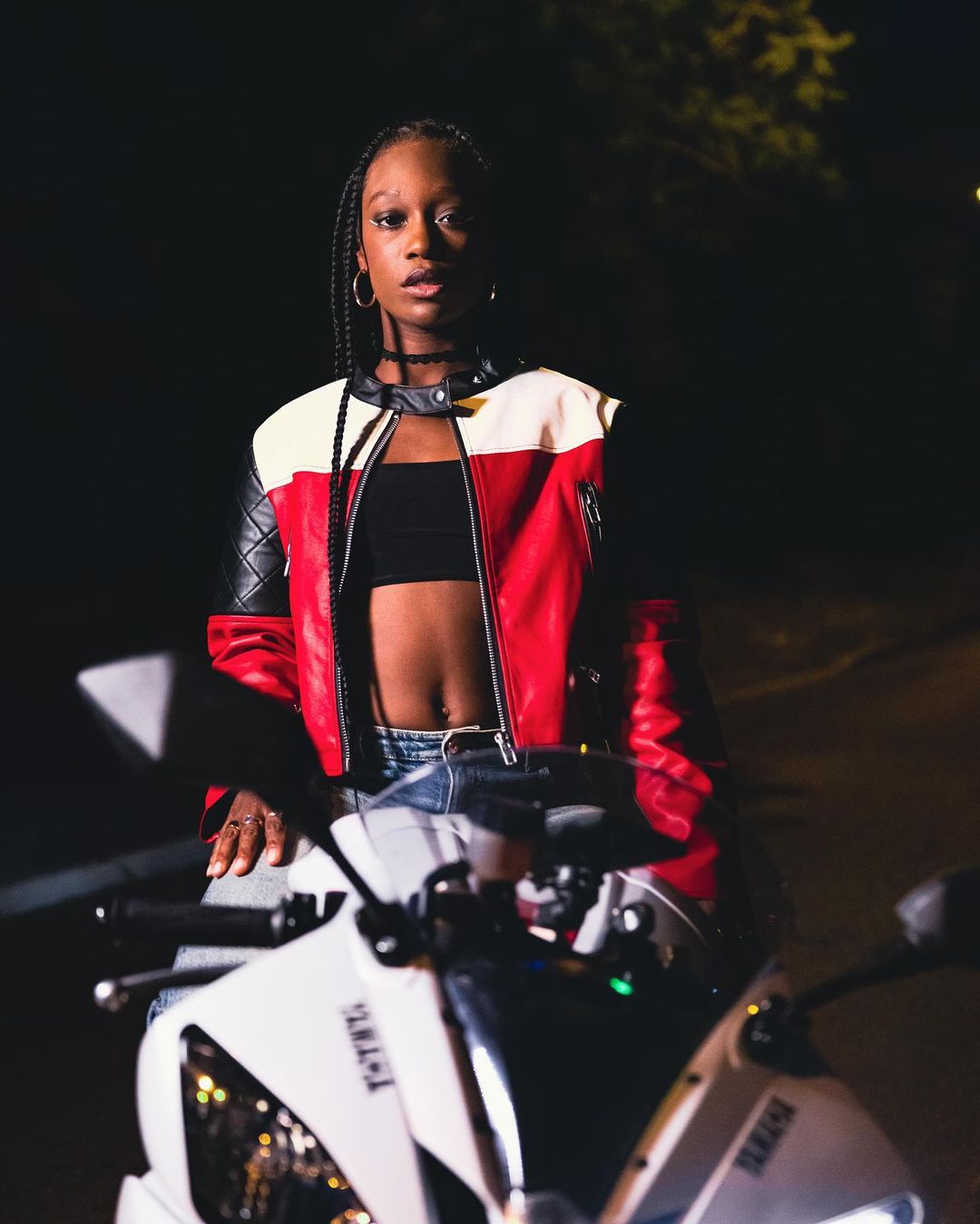 La rappeuse Juste Shani pose sur une moto dans le clip « Joga Bonito », hymne officieux de la Coupe du Monde féminine de Football 2023 // Source : @shotbymelds