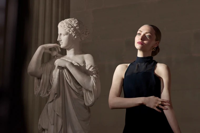 Amanda Seyfried et Diane de Gabies pour Lancôme x Le Louvre // Source : Lancôme x Le Louvre